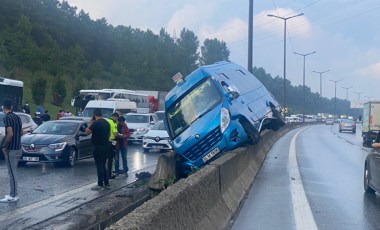 Sancaktepe'de 6 aracın karıştığı kaza: Yaralılar var