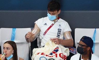 Tom Daley, Tokyo Olimpiyatları'nda tribünlerde örgü örüyor