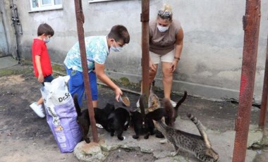 10 yaşındaki Duhan harçlıklarını biriktirerek sokaktaki hayvanlara destek oluyor