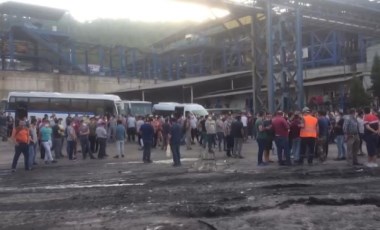 Soma'da maden işçileri, servis araçlarının yolunu kesip eylem başlattı