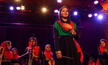 Afganistan’ın ilk kadın orkestra şefi Negin Khpalwak ülkesinden ayrıldı