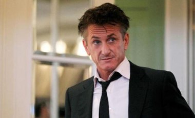 ABD'li aktör Sean Penn: Aşısız olmak birinin yüzüne silah doğrultmak gibi