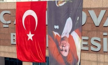 AKP'li belediye, Atatürk'ün resmini ters astı