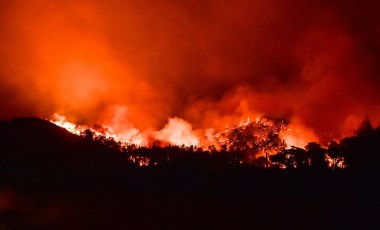 Marmaris’te rüzgarın şiddetiyle büyüyen yangın devam ediyor