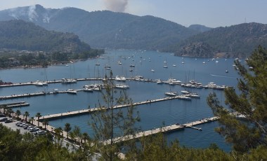 Alevlerin ilerlediği Marmaris'te marinadaki yatlar ve tekneler açığa demirledi