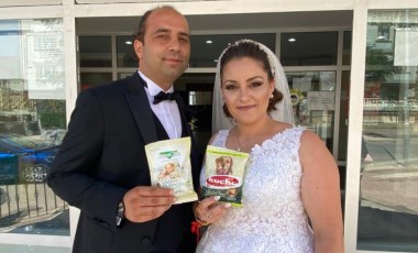 Nikah şekeri yerine köpek ve kedi maması dağıttılar