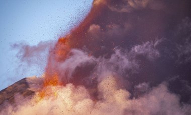 Etna Yanardağı yeniden faaliyete geçti