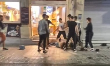 İstiklal Caddesi'nde kadınlar kavga etti; bir erkek yere düşen kadına şiddet uyguladı