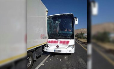 Erzincan'da yolcu otobüsü TIR'a çarptı: 26 yaralı