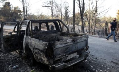 Atina'nın kuzeyindeki yangınlarda onlarca ev ve araç alevler içinde kaldı