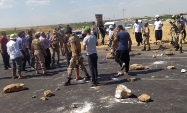 Şanlıurfa'da elektrik kesintilerini protesto eden çiftçiler yol kapattı