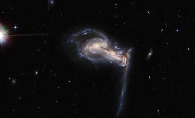 Hubble, 'kardeş kavgasına tutuşan' galaksileri görüntüledi