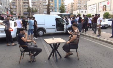 Yolu masa sandalye ile kapatıp, elektrik kesintilerini protesto ettiler