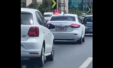 İstanbul'da çakarlı ve plakasız aracın tacizi kamerada! 