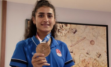 Milli tekvandocu Hatice Kübra İlgün, olimpiyat madalyasını babasına adadı