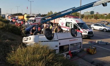 Tuzla TEM Otoyolunda araç takla attı; 2 yaralı