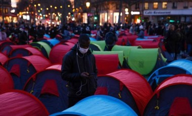 Fransa'da aylardır sokaklarda kalan 600 göçmen ve evsiz Paris Valiliği önünde çadır kurdu