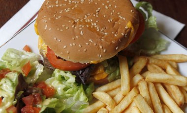 Bolivya'da bir kadının hamburgerinden insan parmağı çıktı