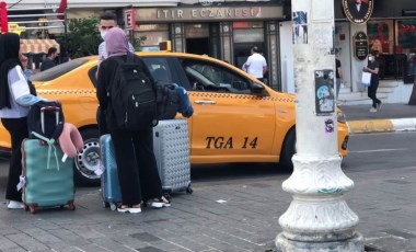 Taksim’de turistler yine taksiye binemedi