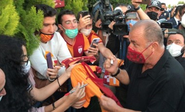 Fatih Terim'in elini öpen taraftar: 'Hocam sakın takımı bırakmayın'