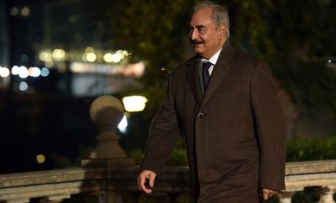 Libyalı General Halife Hafter, seçimlerde yarışmasının önünü açmak için askeri görevlerini bıraktı