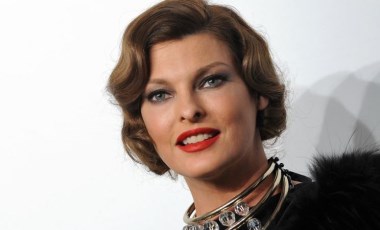 Linda Evangelista: Yağ aldırdım, kalıcı deformasyon yüzünden insan içine çıkamıyorum