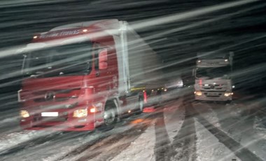 Kış erken geldi! Kar ve tipi bastırdı, yolda kaldılar