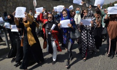 Taliban'ın ele geçirdiği Kabil'de Afgan kadınlarından protesto