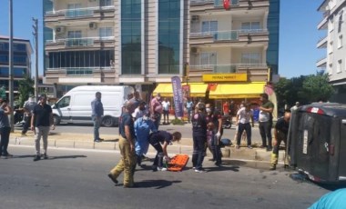 Kaza geçiren aileye yardım etmek isteyen bir kişi, kazazedelerin başına su yerine rakı döktü