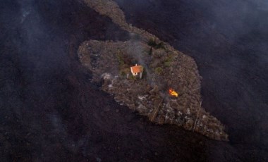 La Palma'da yanardağ patlaması sonrası ayakta kalan 'mucize ev' lav akıntısına yenildi