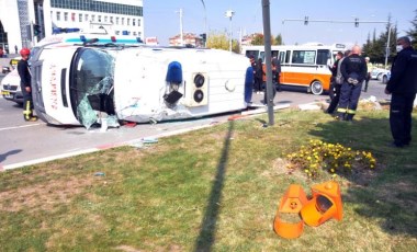 Karaman'da yolcu minibüsüyle çarpışan ambulans devrildi: 10 yaralı