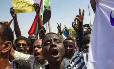 Sudan'da halk, yönetimin sivillere devredilmesi için yürüyüş düzenledi