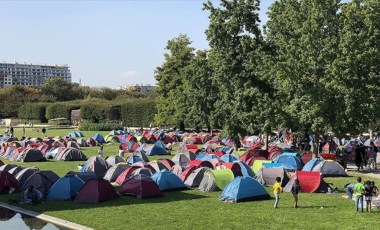 1000'e yakın göçmen Paris Valiliği'nin önündeki bekleyişini sürdürüyor