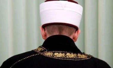 Namaz kılma bahanesiyle gittiği camide imamın sarık ve cübbesini çaldı