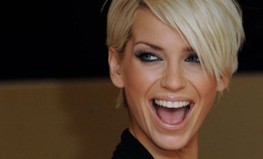 Yaşamını yitiren ünlü şarkıcı Sarah Harding kimdir?