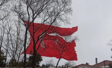 Çamlıca'daki Türk bayrağı fırtınanın şiddetiyle yırtıldı