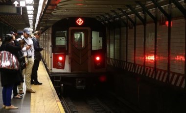 New York metrosunda raylara itilen kadın yaşamını yitirdi