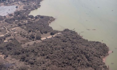 Tonga'da yanardağ patlaması sonrası kül yığını: Yardım uçakları başkentte havalimanına iniş yapamıyor