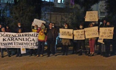 İzmir'de okul önünde 'Karanlığa teslim olmayacağız' eylemi