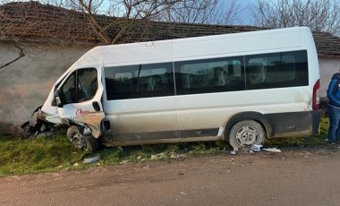 Servis minibüsü ile otomobil çarpıştı: 15 yaralı