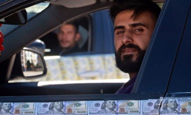 'Döviz' protestosu: Arabalarını dolar ve Euro ile kapladılar