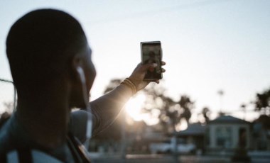 5 yıl boyunca çektiği 'selfie'leri sanal ortamda satan öğrenci milyoner oldu