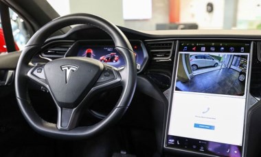 ABD'de Tesla sürücüsü, oto-pilotta yaptığı kazada ölüme neden olmakla suçlanıyor