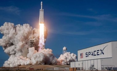 SpaceX, Falcon 9 roketiyle 49 uyduyu daha uzaya taşıyarak yörüngeye yerleştirdi