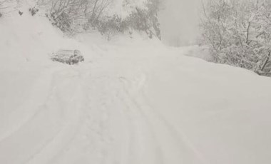 Kar yağışı sonrası çığ düştü, yol ulaşıma kapandı