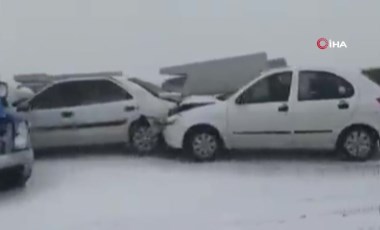 İran’da yoğun kar yağışı: Mahsur kalan 880 kişi kurtarıldı