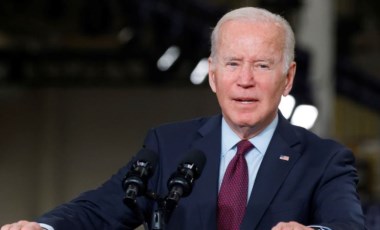 Joe Biden mikrofonu unuttu: Toplantıda gazeteciye küfür etti