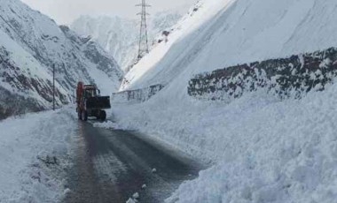 Hakkari-Van karayoluna çığ düştü