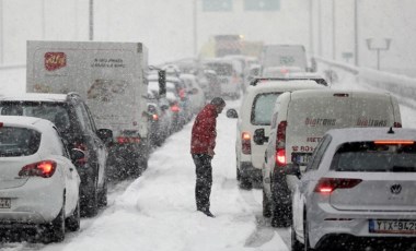 Atina’da otoyol karda kapandı