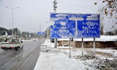 Antalya Muratpaşa Belediyesi'nden esprili paylaşım: '30 yılda bir kar görünce şaka yapasımız geldi'